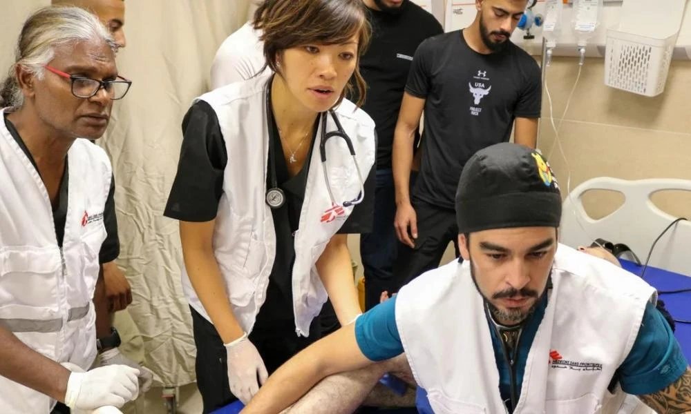 Οι Γιατροί Χωρίς Σύνορα καταγγέλλουν βομβαρδισμό σε νοσοκομείο και τον θάνατο 3 μελών τους